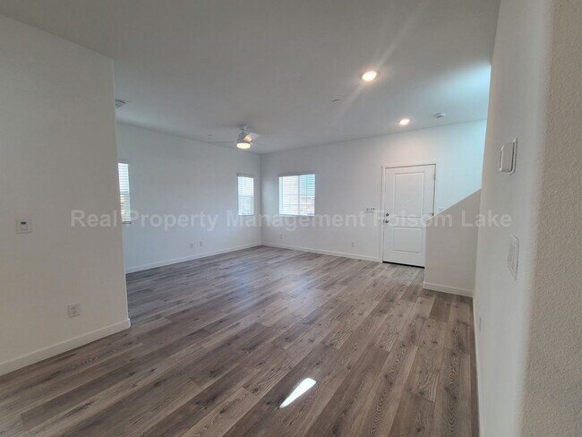 Foto del edificio - Coming Soon! 3 Bedroom 2.5 Bath Plus Loft ...