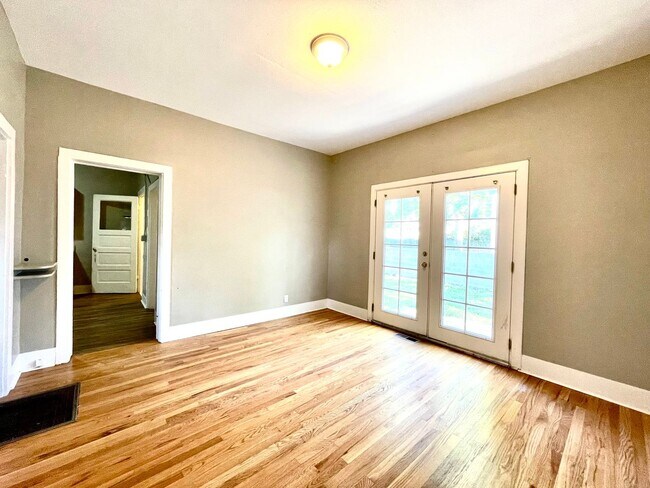 Building Photo - Mountain View Bungalow w/Garage and A/C