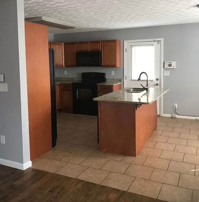 Building Photo - 194 Lake Dr