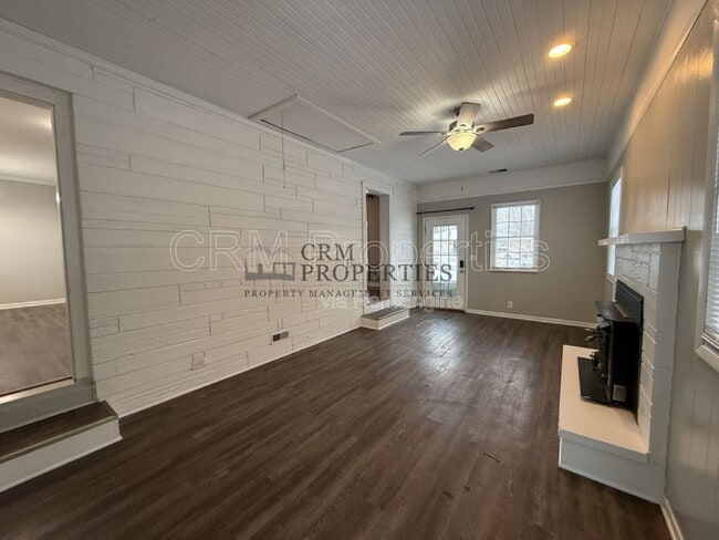 Building Photo - 513 James Dr