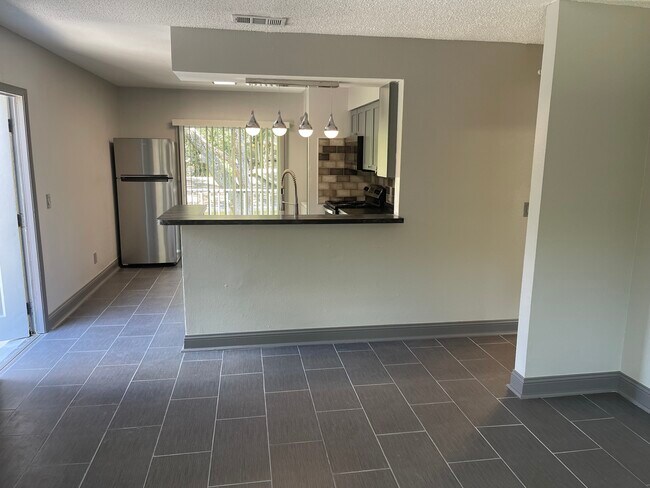 Foto del edificio - 7919 Lakeshore Dr