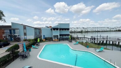 Building Photo - Banyan Shores