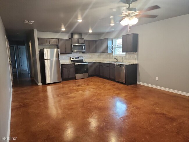 Building Photo - 3 br, 2 bath Duplex - 1806 Castroville Trl B
