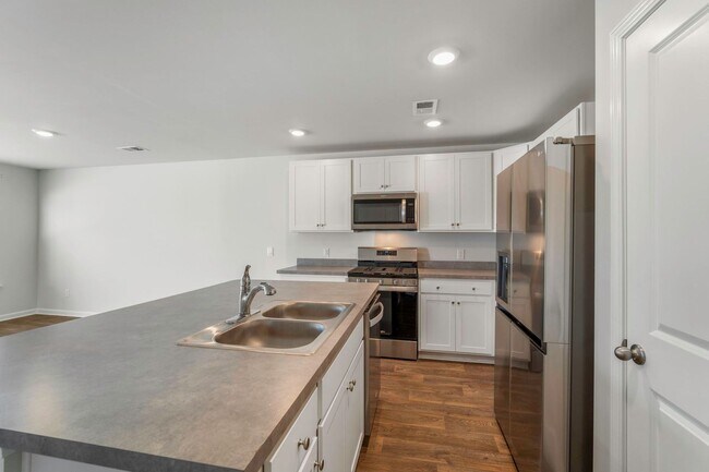 Building Photo - Beautiful 4-Bedroom 2.5 Bath Townhome