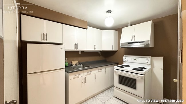 Building Photo - 2-72 Hyacinth Cres