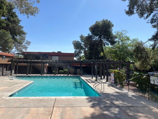 Foto del edificio - 6630 Bubbling Brook Dr