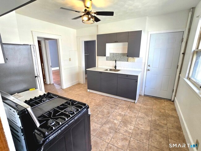 Building Photo - 70 Monroe St