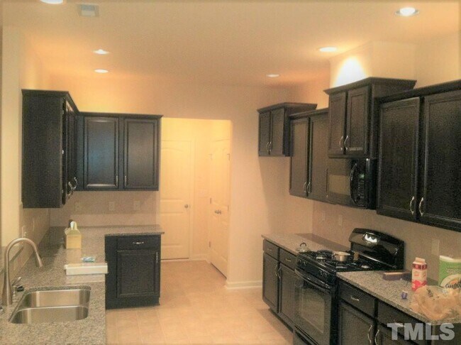 Foto del edificio - 444 Manchester Park Ln