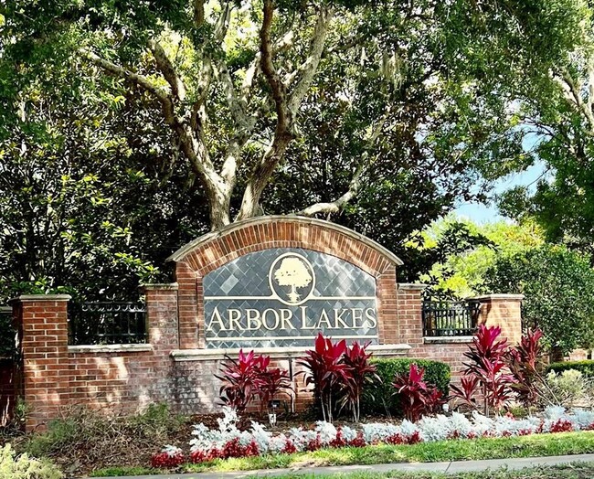 Foto del edificio - 821 Arbor Lakes Cir