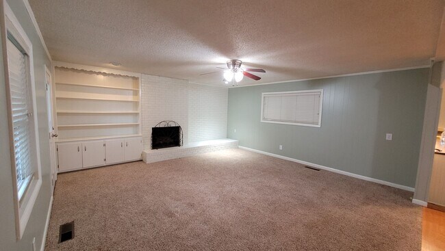 Building Photo - 3 Bedroom Home in Greenwood!