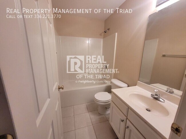 Building Photo - Bright & Airy One Level Town Home in Clemmons