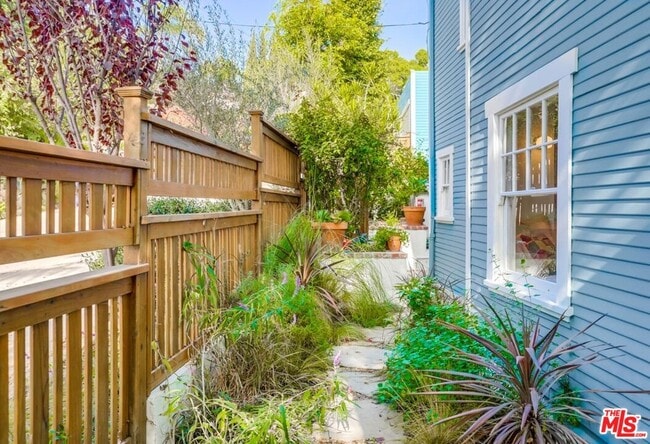 Building Photo - 2154 Willetta Ave N