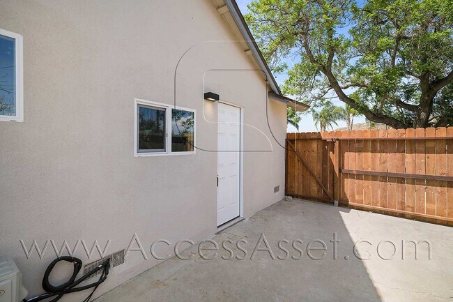 Building Photo - 10408 Hole Ave