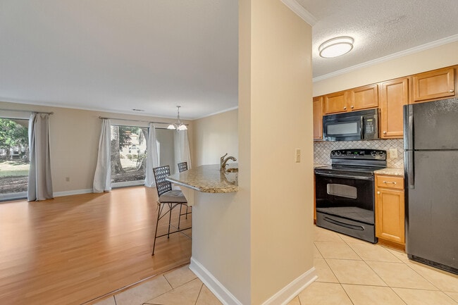 Building Photo - 303 Westlake Ct