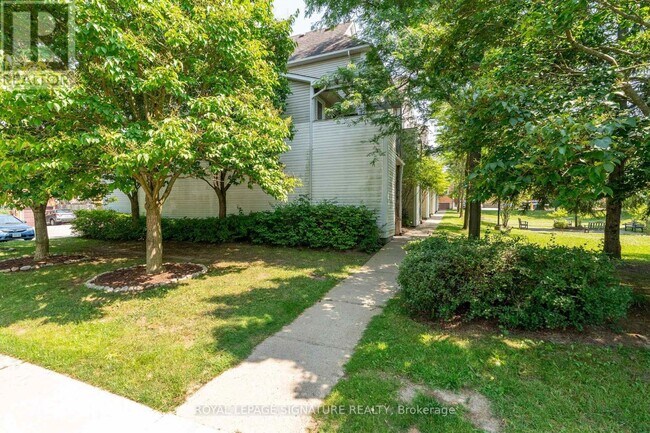 Photo du bâtiment - 461-461 Beechwood Pl
