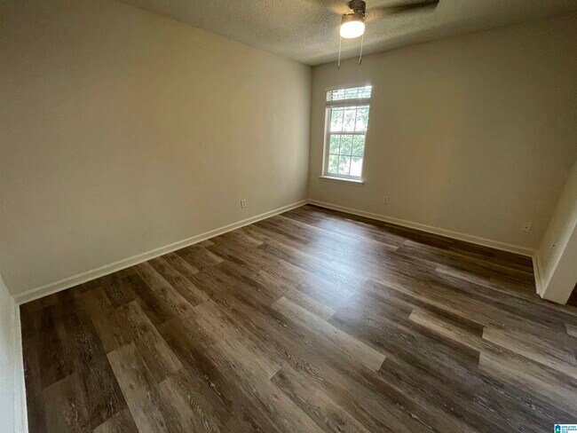 Foto del edificio - 910 Chapel Creek Dr