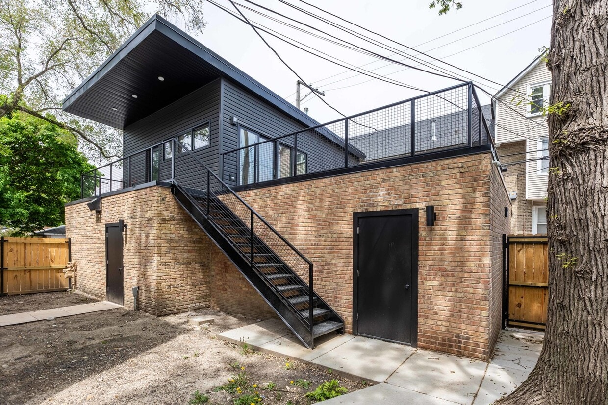 Primary Photo - 3139 N Francisco Ave