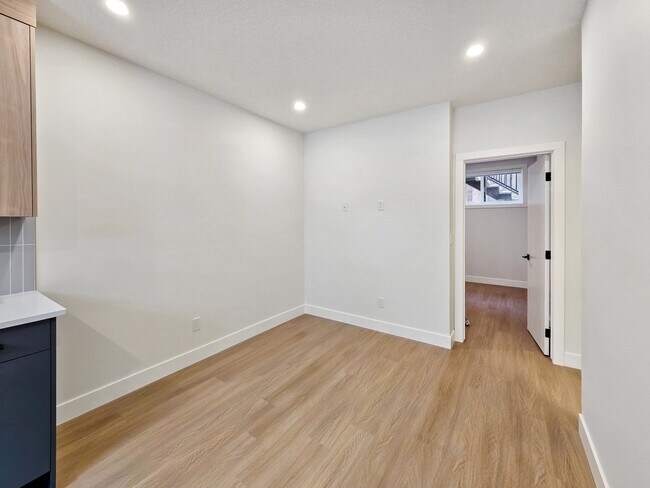 Photo du bâtiment - 3415-3485 85 St NW