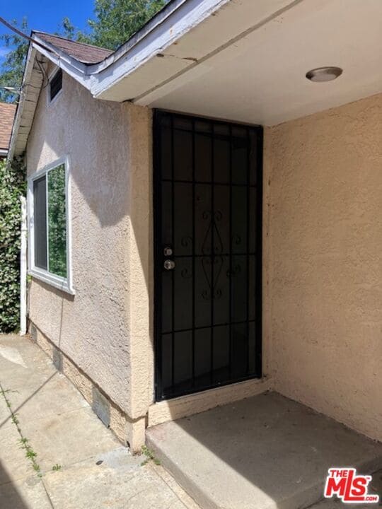 Foto del edificio - 2380-2380 1/2 Allesandro St