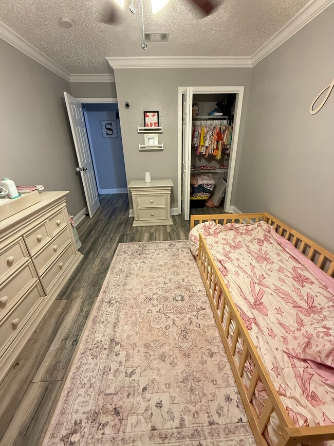 Building Photo - 204 Dale Ave