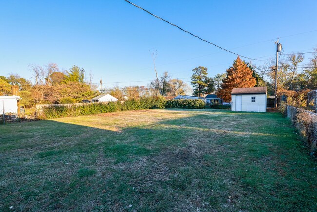 Building Photo - 3 Bedroom 1 bath Ranch with large fenced y...