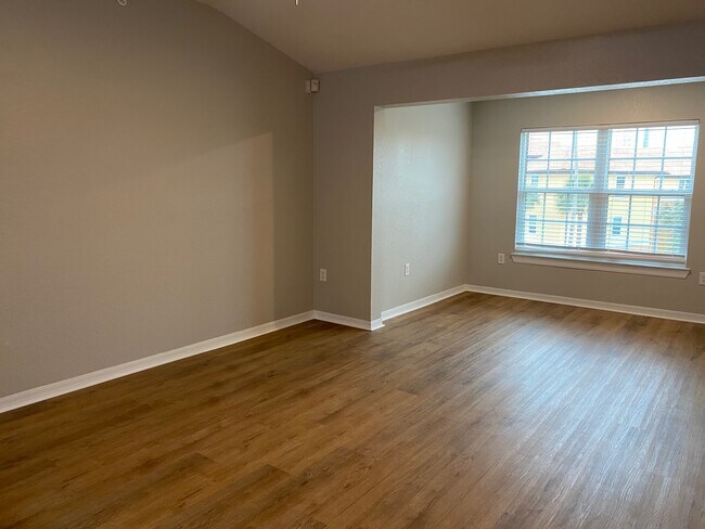 Building Photo - 5447 Vineland Rd