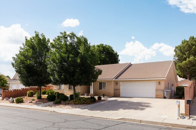Building Photo - 3 Bedroom 2 Bathroom Home in Foothills At ...