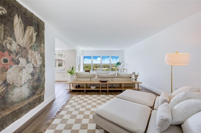 Building Photo - 9102 W Bay Harbor Dr