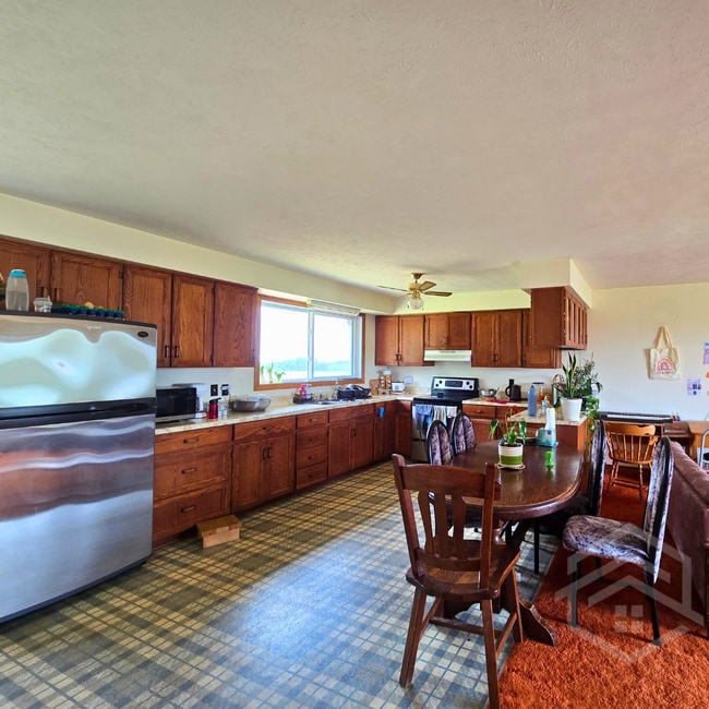 Building Photo - 2+1-Bedroom Duplex in Brant!!
