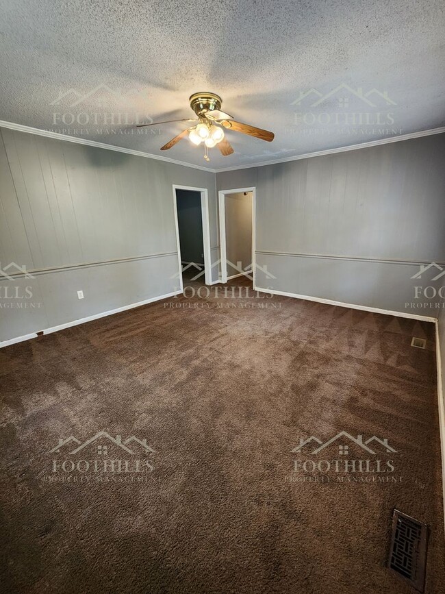 Building Photo - Move-In Ready 3BR Home with New Carpet, Ga...