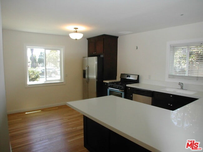 Building Photo - 2221 Ocean Park Blvd