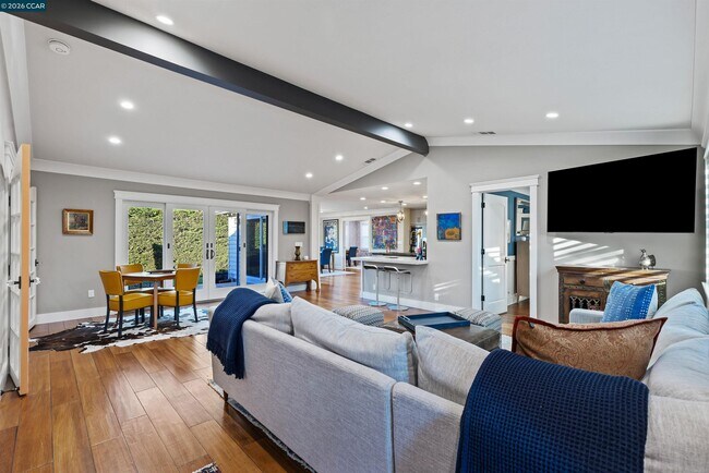 Building Photo - 10 Jolie Ln