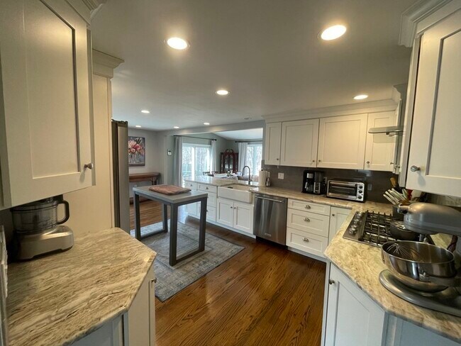 Building Photo - 18 Linden Dr