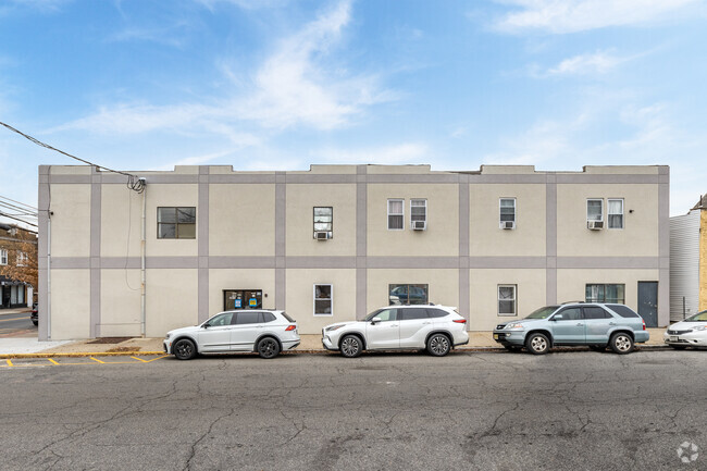 Street-Level Parking Available - 388 Smith St