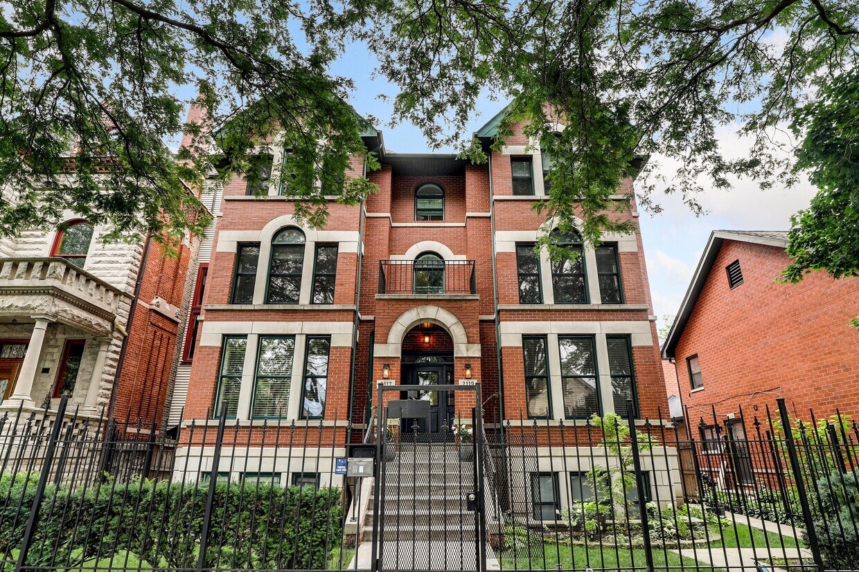 Primary Photo - 2117 W Evergreen Ave