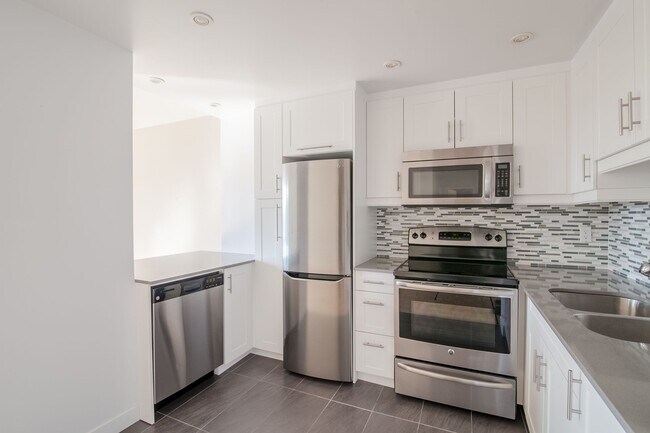 Building Photo - 4555 Av. Bonavista