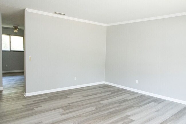 Building Photo - 183 Colony Cir