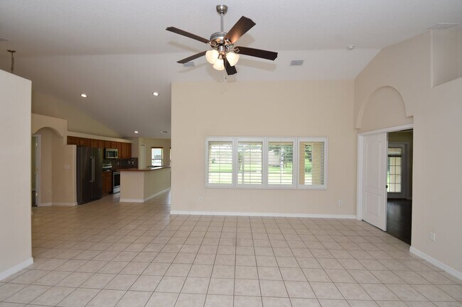 Building Photo - Home on a Cul-De-Sac, large screened-in porch