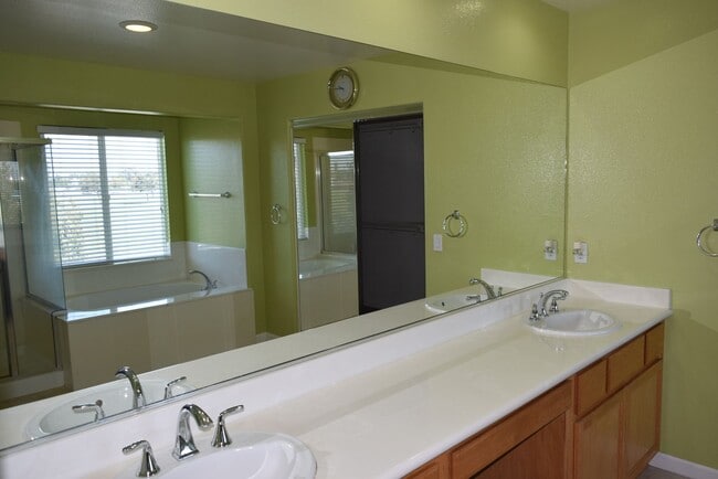 Building Photo - Beautiful 4-Bedroom Home for Lease in Trac...