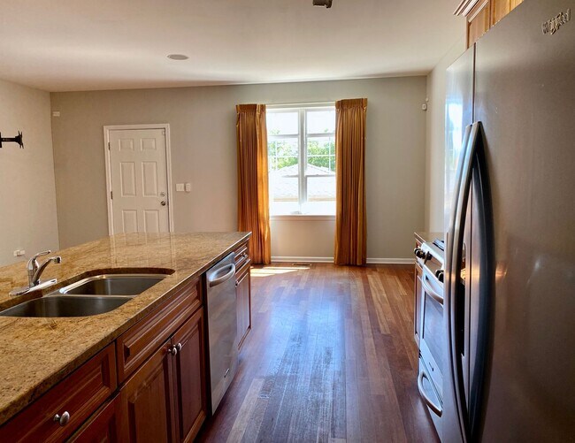 Foto del edificio - Stunning 2 Story, 4 Bed/3.5 Bath Single Fa...
