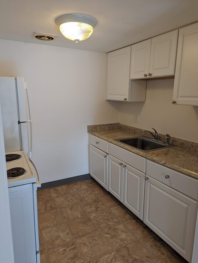 Building Photo - 525 Highland Ave