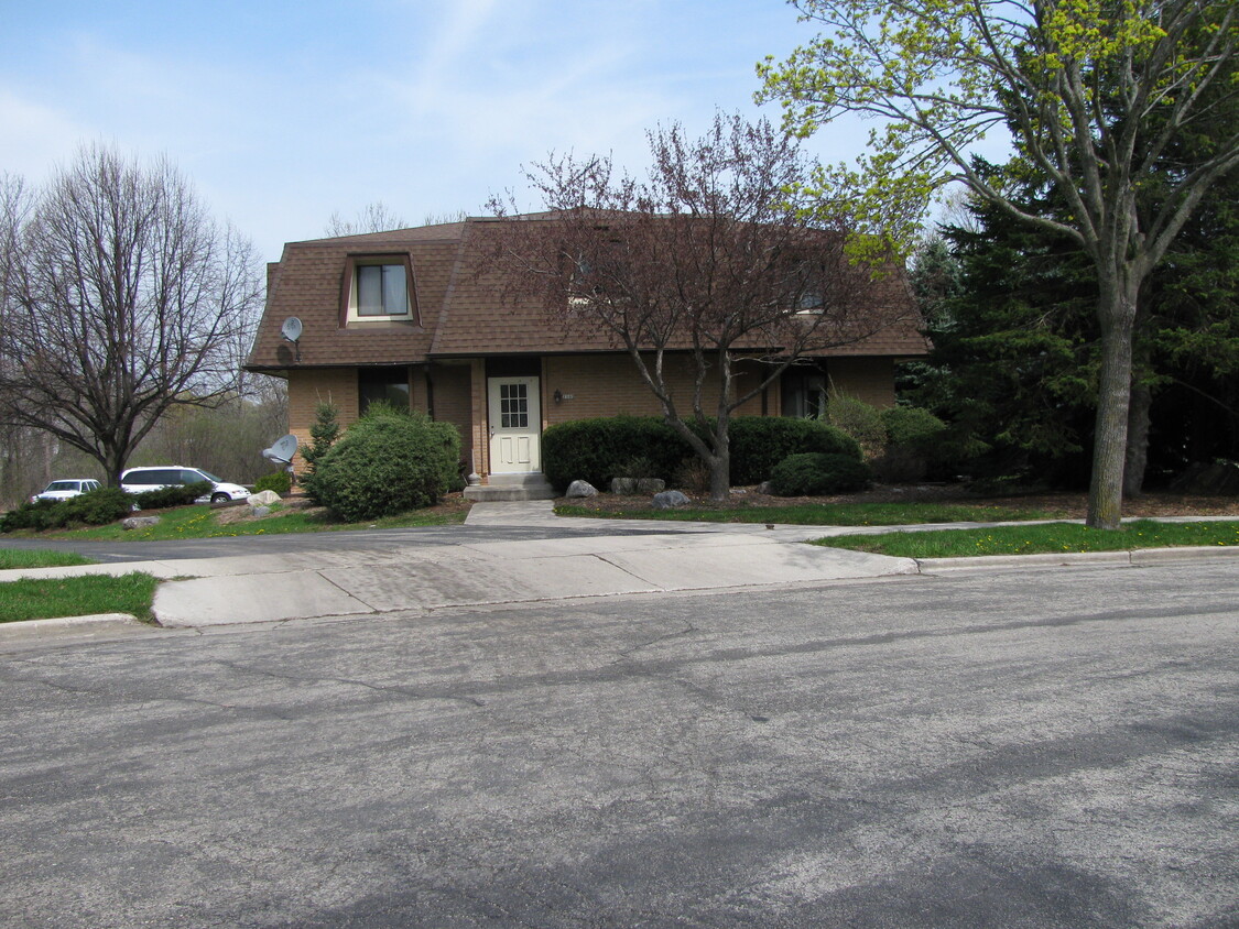 Front View - 1102 BROOKSIDE DR