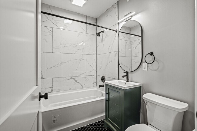 Foto del edificio - Rare Kenwood townhome, Across from Campus