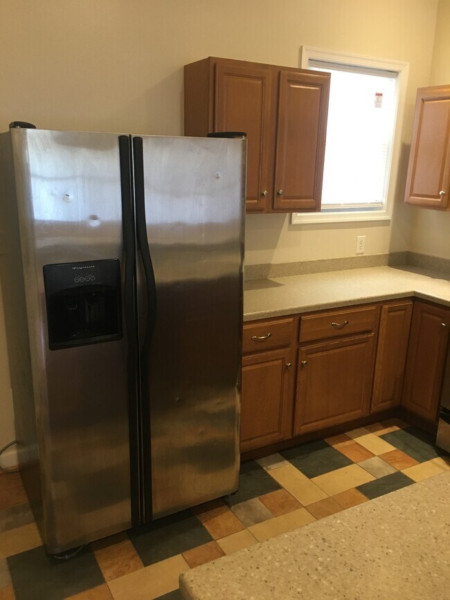 Building Photo - 1261 W Cary St