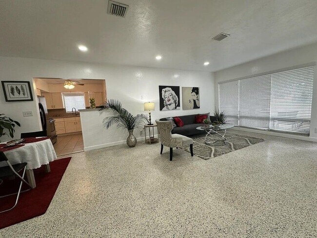 Building Photo - 950 E Dayton Cir