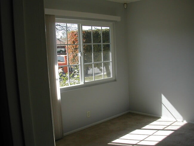 Building Photo - 654 Loranne Ave