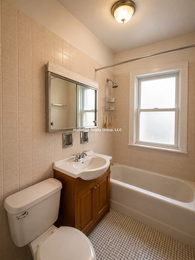 Building Photo - 2815 W Berteau Ave