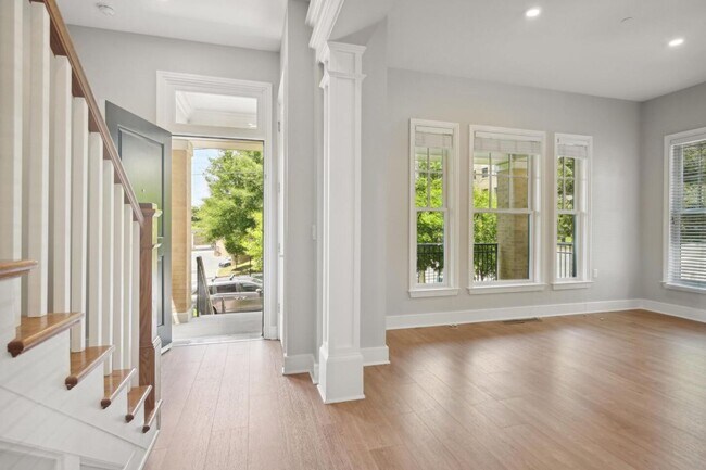 Foto del edificio - 3329 Idaho Ave NW