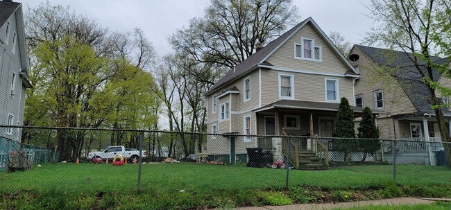 1 acre yard con fence - 1173 S 2nd St