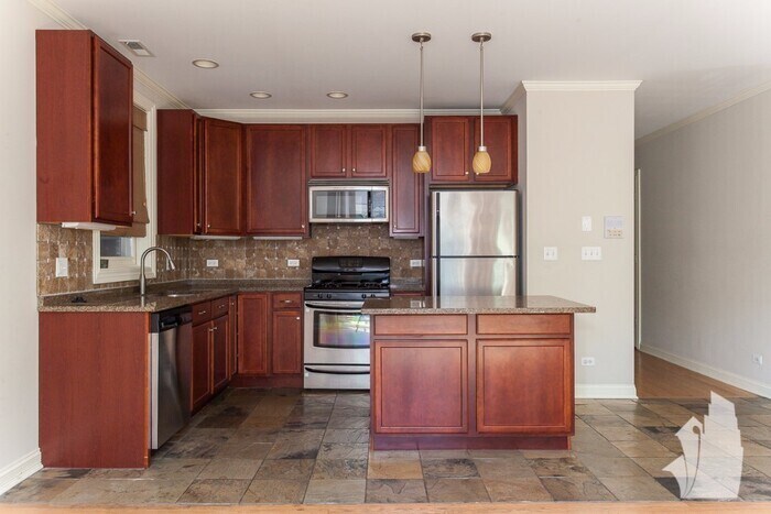 Primary Photo - 1143 W Roscoe St